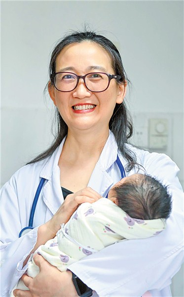 我市众多劳动者坚守一线唱响“劳动者之歌” 内容图4 潮汕网-实时追踪潮商/潮汕/汕头/揭阳/潮州的新闻资讯网站! 我市众多劳动者坚守一线唱响“劳动者之歌” 汕头市 图4张