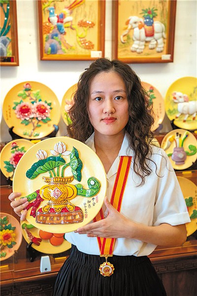 我市众多劳动者坚守一线唱响“劳动者之歌” 内容图2 潮汕网-实时追踪潮商/潮汕/汕头/揭阳/潮州的新闻资讯网站! 我市众多劳动者坚守一线唱响“劳动者之歌” 汕头市 图2张