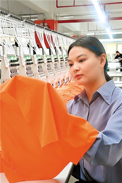 我市众多劳动者坚守一线唱响“劳动者之歌” 内容图3 潮汕网-实时追踪潮商/潮汕/汕头/揭阳/潮州的新闻资讯网站! 我市众多劳动者坚守一线唱响“劳动者之歌” 汕头市 图3张
