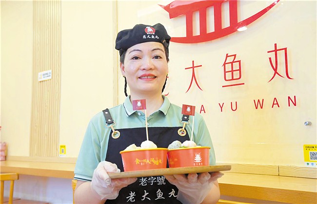 我市众多劳动者坚守一线唱响“劳动者之歌” 内容图7 潮汕网-实时追踪潮商/潮汕/汕头/揭阳/潮州的新闻资讯网站! 我市众多劳动者坚守一线唱响“劳动者之歌” 汕头市 图7张