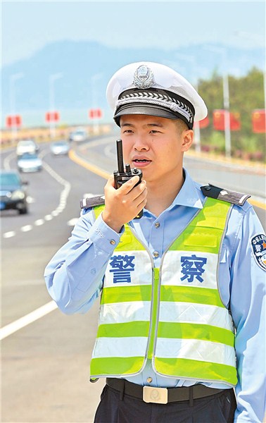 我市众多劳动者坚守一线唱响“劳动者之歌” 内容图5 潮汕网-实时追踪潮商/潮汕/汕头/揭阳/潮州的新闻资讯网站! 我市众多劳动者坚守一线唱响“劳动者之歌” 汕头市 图5张