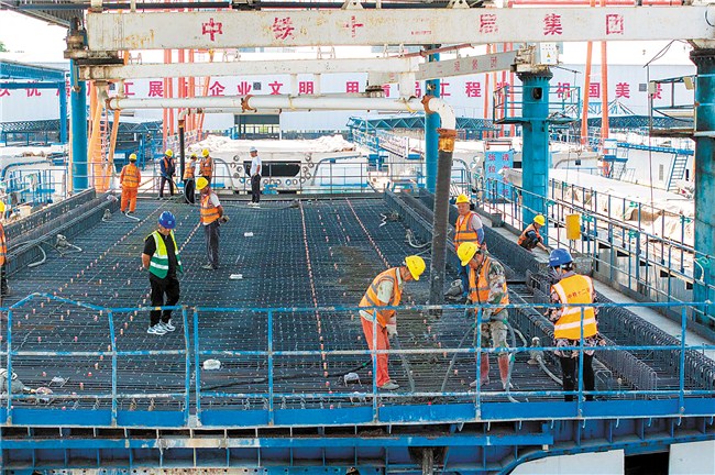 钢筋为笔 汗水为墨 书写新时代建设者担当 内容图1 潮汕网-实时追踪潮商/潮汕/汕头/揭阳/潮州的新闻资讯网站! 钢筋为笔 汗水为墨 书写新时代建设者担当 汕头市 图1张