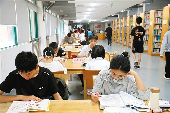 “五一”假期“充电”忙 内容图1 潮汕网-实时追踪潮商/潮汕/汕头/揭阳/潮州的新闻资讯网站! “五一”假期“充电”忙 汕头市 图1张