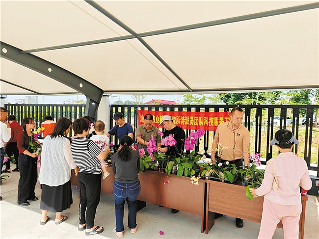 深入乡村解难题 科技服务“零距离” 内容图1 潮汕网-实时追踪潮商/潮汕/汕头/揭阳/潮州的新闻资讯网站! 深入乡村解难题 科技服务“零距离” 汕头市 图1张