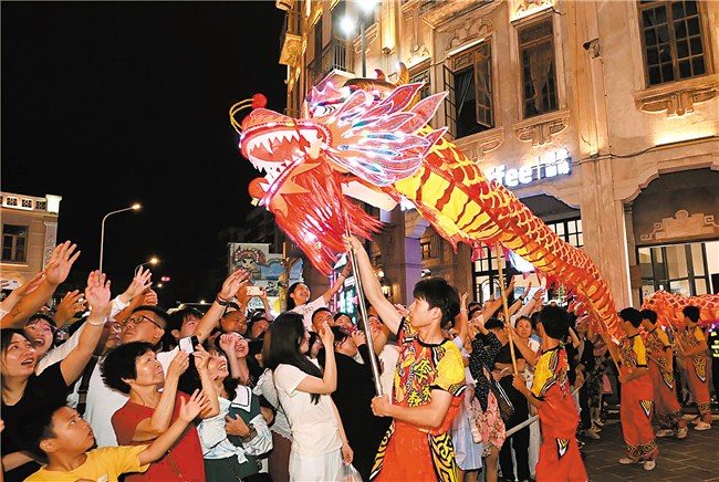 小公园龙舞嗨翻天 内容图1 潮汕网-实时追踪潮商/潮汕/汕头/揭阳/潮州的新闻资讯网站! 小公园龙舞嗨翻天 汕头市 图1张