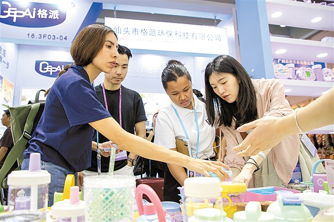 汕头制造硬实力 不惧风雨拓市场 内容图6 潮汕网-实时追踪潮商/潮汕/汕头/揭阳/潮州的新闻资讯网站! 汕头制造硬实力 不惧风雨拓市场 汕头市 图6张
