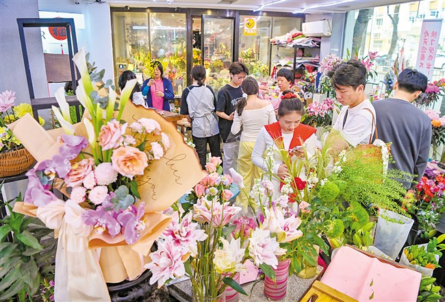“母亲节经济”点燃汕头消费热 内容图1 潮汕网-实时追踪潮商/潮汕/汕头/揭阳/潮州的新闻资讯网站! “母亲节经济”点燃汕头消费热 汕头市 图1张