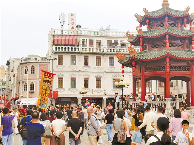 “1025小公园文创墟市”精彩启幕 内容图1 潮汕网-实时追踪潮商/潮汕/汕头/揭阳/潮州的新闻资讯网站! “1025小公园文创墟市”精彩启幕 汕头市 图1张