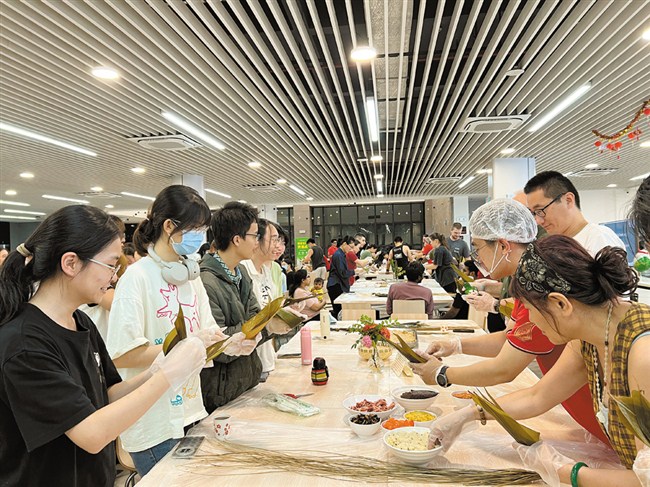粽香飘校园 文化共交融 内容图1 潮汕网-实时追踪潮商/潮汕/汕头/揭阳/潮州的新闻资讯网站! 粽香飘校园 文化共交融 汕头市 图1张