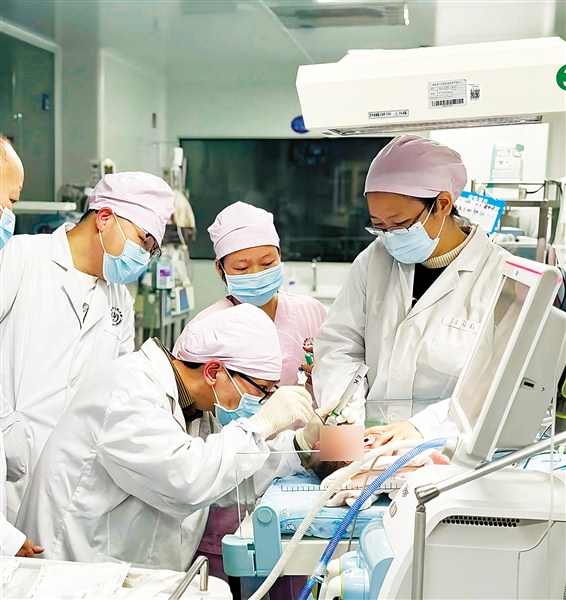 挽救危急低体重早产儿 内容图1 潮汕网-实时追踪潮商/潮汕/汕头/揭阳/潮州的新闻资讯网站! 挽救危急低体重早产儿 汕头市 图1张