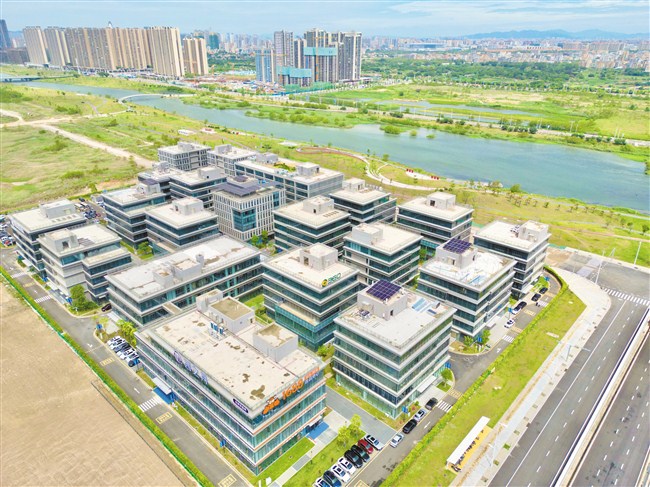 加快构建数字产业集群 打造全球数字经济创新高地 内容图1 潮汕网-实时追踪潮商/潮汕/汕头/揭阳/潮州的新闻资讯网站! 加快构建数字产业集群 打造全球数字经济创新高地 汕头市 图1张