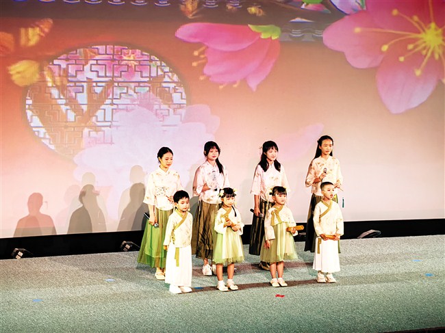 童声唱响文明曲 童心共筑中国梦 内容图1 潮汕网-实时追踪潮商/潮汕/汕头/揭阳/潮州的新闻资讯网站! 童声唱响文明曲 童心共筑中国梦 汕头市 图1张