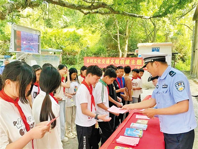 护学保畅、入户宣传,共筑平安防线 内容图2 潮汕网-实时追踪潮商/潮汕/汕头/揭阳/潮州的新闻资讯网站! 护学保畅、入户宣传,共筑平安防线 汕头市 图2张