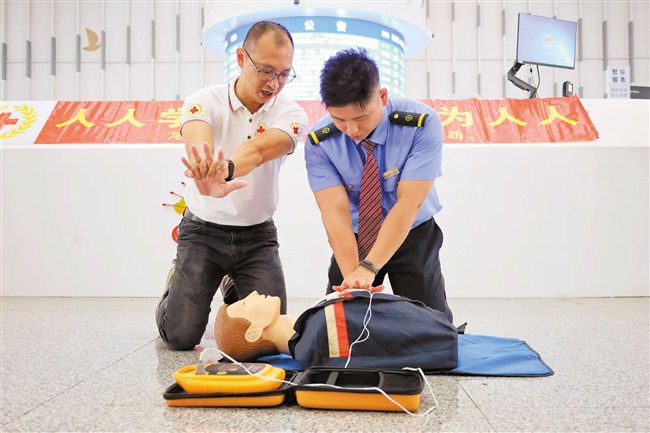 守护旅客安全 内容图1 潮汕网-实时追踪潮商/潮汕/汕头/揭阳/潮州的新闻资讯网站! 守护旅客安全 汕头市 图1张