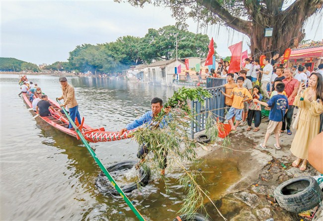 龙舟破浪绘端午风情画卷 内容图3 潮汕网-实时追踪潮商/潮汕/汕头/揭阳/潮州的新闻资讯网站! 龙舟破浪绘端午风情画卷 汕头市 图3张