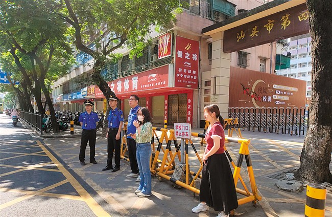 净化市容 营造文明应考环境 内容图1 潮汕网-实时追踪潮商/潮汕/汕头/揭阳/潮州的新闻资讯网站! 净化市容 营造文明应考环境 汕头市 图1张