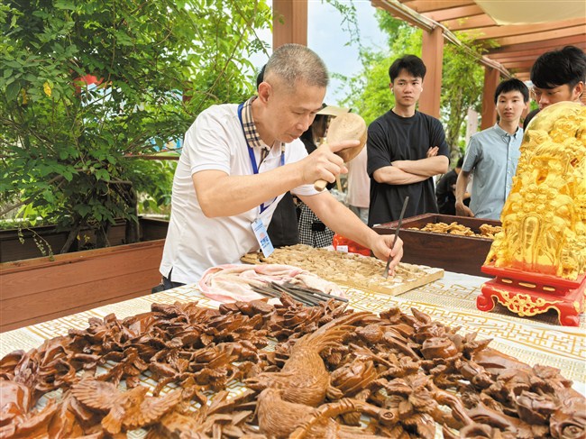非遗大师展绝活精彩纷呈 内容图1 潮汕网-实时追踪潮商/潮汕/汕头/揭阳/潮州的新闻资讯网站! 非遗大师展绝活精彩纷呈 汕头市 图1张