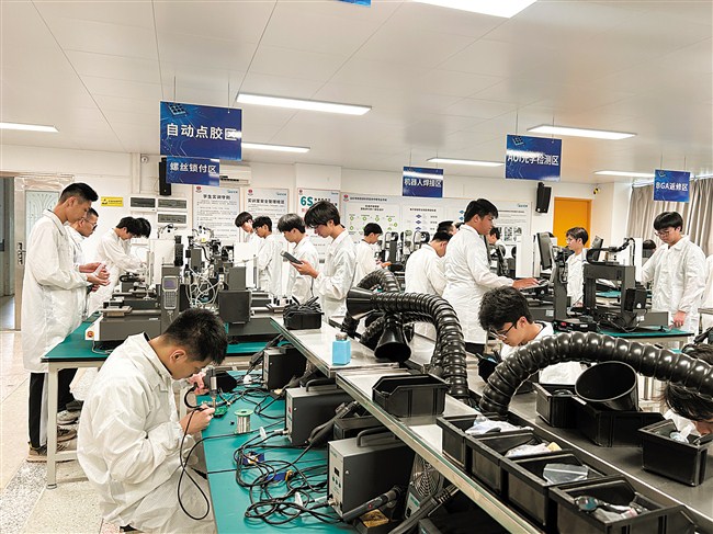 深化产教融合 加强校企合作 林百欣科技中专为“工业立市、产业强市”提供坚实人才支撑 内容图1 潮汕网-实时追踪潮商/潮汕/汕头/揭阳/潮州的新闻资讯网站! 深化产教融合 加强校企合作 林百欣科技中专为“工业立市、产业强市”提供坚实人才支撑 汕头市 图1张