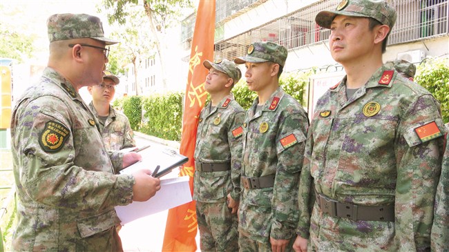 锤炼精兵强将 锻造国防后备力量 内容图1 潮汕网-实时追踪潮商/潮汕/汕头/揭阳/潮州的新闻资讯网站! 锤炼精兵强将 锻造国防后备力量 汕头市 图1张