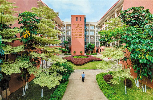 播撒生态文明种子 共建生态宜居家园 内容图1 潮汕网-实时追踪潮商/潮汕/汕头/揭阳/潮州的新闻资讯网站! 播撒生态文明种子 共建生态宜居家园 汕头市 图1张