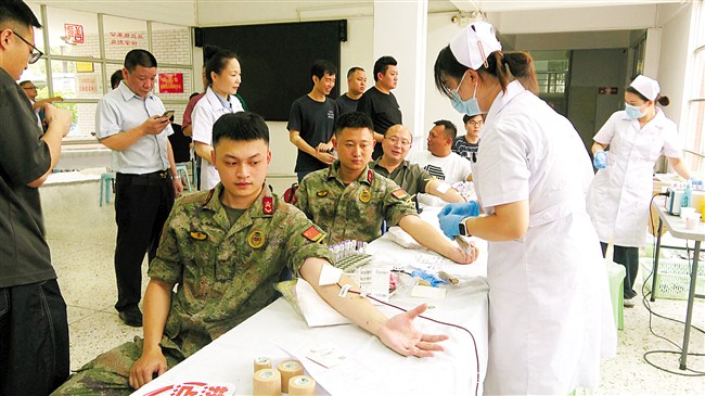 军民同心献热血 鱼水情深暖人心 内容图1 潮汕网-实时追踪潮商/潮汕/汕头/揭阳/潮州的新闻资讯网站! 军民同心献热血 鱼水情深暖人心 汕头市 图1张
