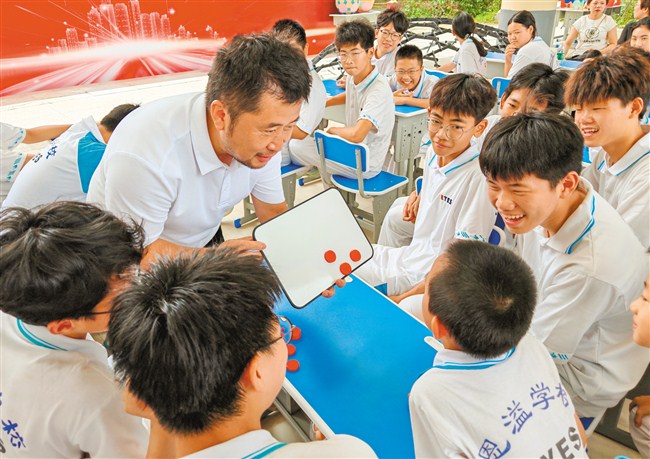 AI机器人点燃学生学习热情 内容图2 潮汕网-实时追踪潮商/潮汕/汕头/揭阳/潮州的新闻资讯网站! AI机器人点燃学生学习热情 汕头市 图2张