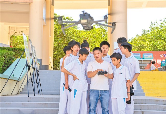 AI机器人点燃学生学习热情 内容图1 潮汕网-实时追踪潮商/潮汕/汕头/揭阳/潮州的新闻资讯网站! AI机器人点燃学生学习热情 汕头市 图1张