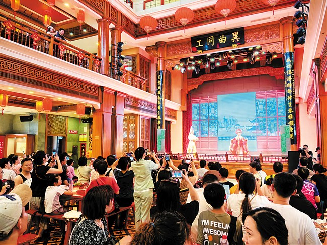 老戏台点燃夏日文化激情 内容图1 潮汕网-实时追踪潮商/潮汕/汕头/揭阳/潮州的新闻资讯网站! 老戏台点燃夏日文化激情 汕头市 图1张