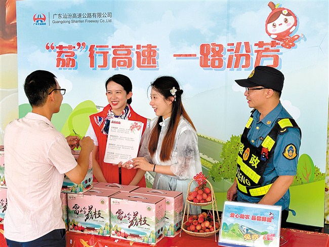 “志愿红”化身“甜蜜使者” 内容图1 潮汕网-实时追踪潮商/潮汕/汕头/揭阳/潮州的新闻资讯网站! “志愿红”化身“甜蜜使者” 汕头市 图1张