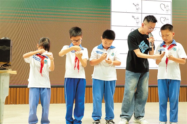 光影探秘 书香润心 内容图1 潮汕网-实时追踪潮商/潮汕/汕头/揭阳/潮州的新闻资讯网站! 光影探秘 书香润心 汕头市 图1张