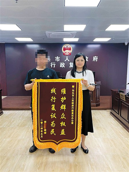 二十年公正裁量三千多案件 内容图1 潮汕网-实时追踪潮商/潮汕/汕头/揭阳/潮州的新闻资讯网站! 二十年公正裁量三千多案件 汕头市 图1张