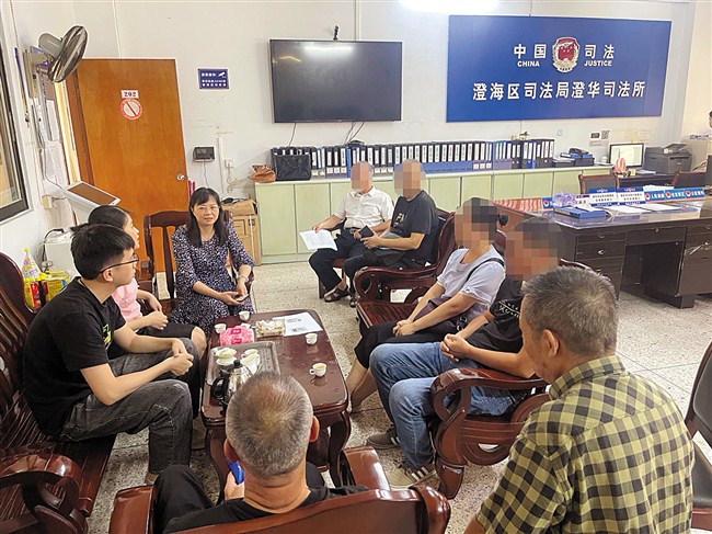二十年公正裁量三千多案件 内容图2 潮汕网-实时追踪潮商/潮汕/汕头/揭阳/潮州的新闻资讯网站! 二十年公正裁量三千多案件 汕头市 图2张