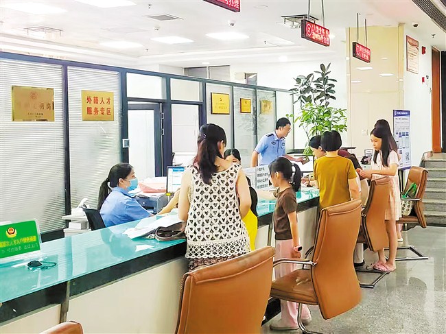 “即来即办,一次办好”便捷服务赢赞誉 内容图1 潮汕网-实时追踪潮商/潮汕/汕头/揭阳/潮州的新闻资讯网站! “即来即办,一次办好”便捷服务赢赞誉 汕头市 图1张
