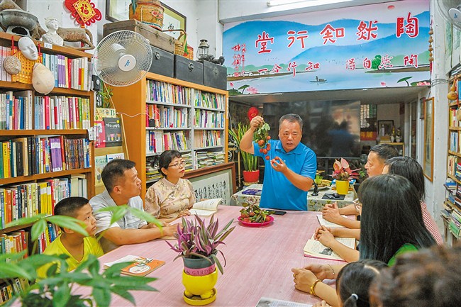 撒播阅读种子 让书香在城乡蔓延 内容图1 潮汕网-实时追踪潮商/潮汕/汕头/揭阳/潮州的新闻资讯网站! 撒播阅读种子 让书香在城乡蔓延 汕头市 图1张