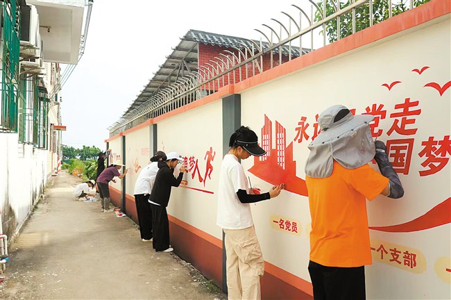 以墙为纸绘振兴 内容图1 潮汕网-实时追踪潮商/潮汕/汕头/揭阳/潮州的新闻资讯网站! 以墙为纸绘振兴 汕头市 图1张
