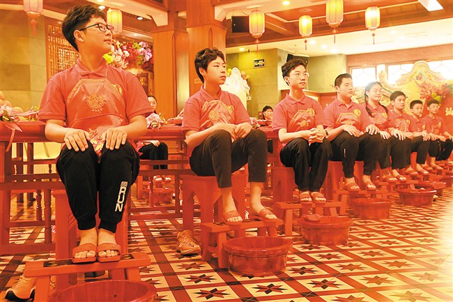 红木屐响处 少年踏花来 内容图1 潮汕网-实时追踪潮商/潮汕/汕头/揭阳/潮州的新闻资讯网站! 红木屐响处 少年踏花来 汕头市 图1张