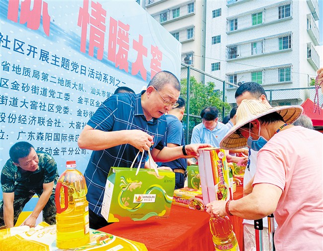 工作人员正在发放端午节礼包。