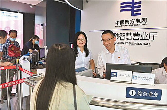 南方电网广东汕头供电局总经理廖毅强深入一线坐窗口现场办公。
