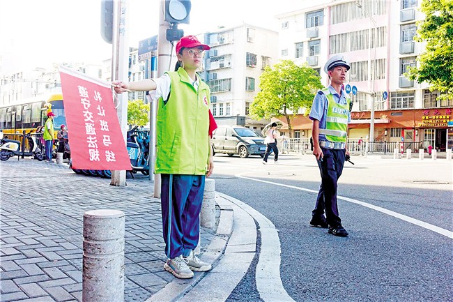 “小红帽”“绿马甲”传递正能量 汕头市 图1张