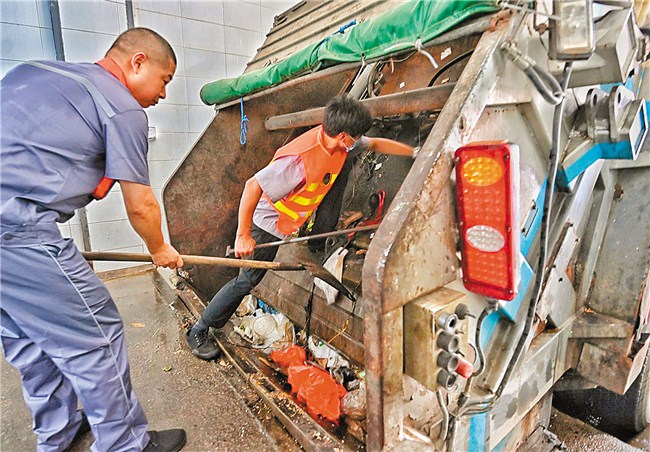 环卫工坚守垃圾转运“战线” 汕头市 图1张