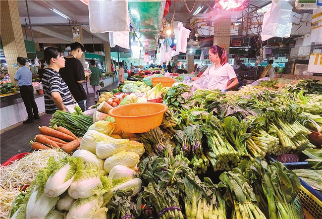受高温、持续降雨天气影响，汕头市7月鲜菜价格上涨。