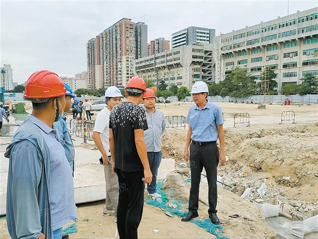 龙湖区住建部门对辖内在建项目开展防台风检查。汕头融媒记者 陈若萱 摄