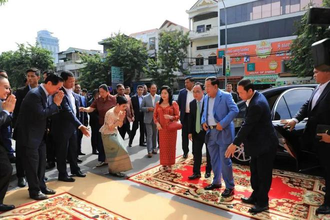 这位潮州人是柬埔寨首富，他乔迁新居，洪森携家人到场祝贺，政商大佬出席 潮商资讯 图7张