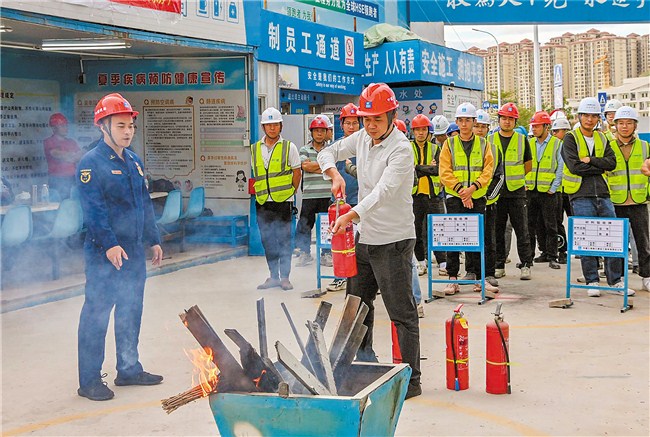 演练现场，建筑工人学习灭火技能。汕头融媒记者 林鹏 摄