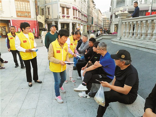 “五老”志愿者在小公园历史文化街区开展防诈骗宣传志愿服务活动。
