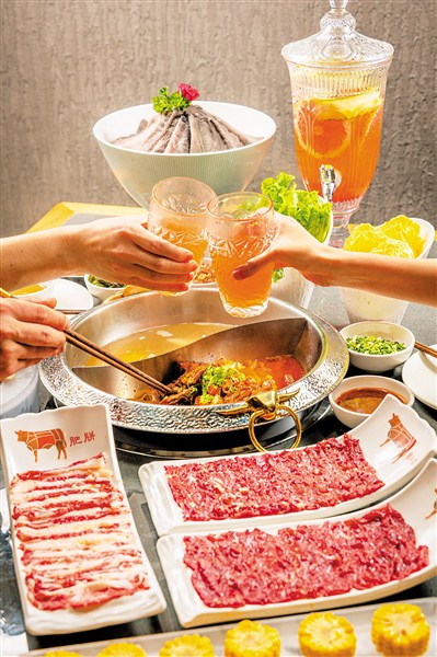 涮牛肉火锅成为备受青睐的消遣方式。