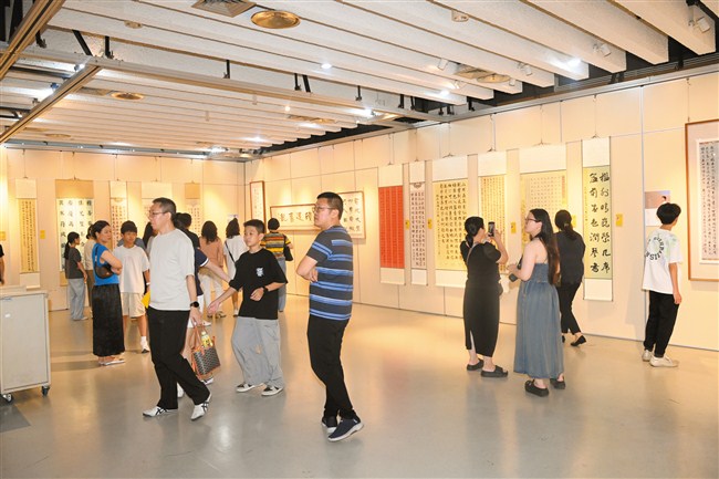 名师新秀同挥毫 翰墨薪传育新苗 汕头市 图1张