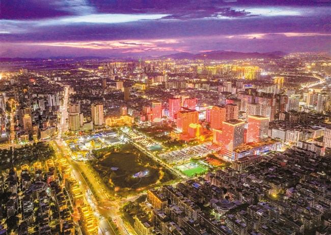 晚霞与灯光秀交相辉映 汕头市 图1张