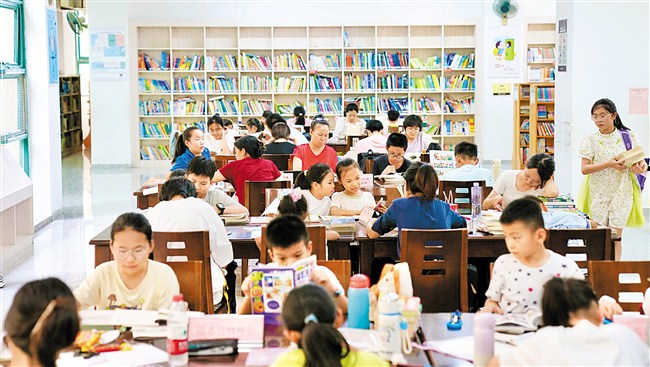 暑期图书馆里觅书香 汕头市 图1张
