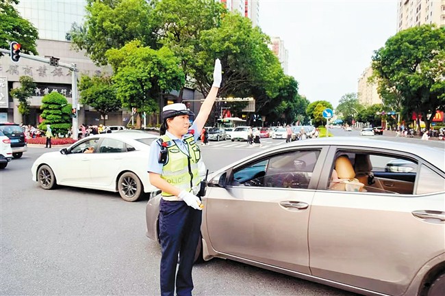 柔性执法+路口“微整形”+深化宣传保道路通畅 汕头市 图2张